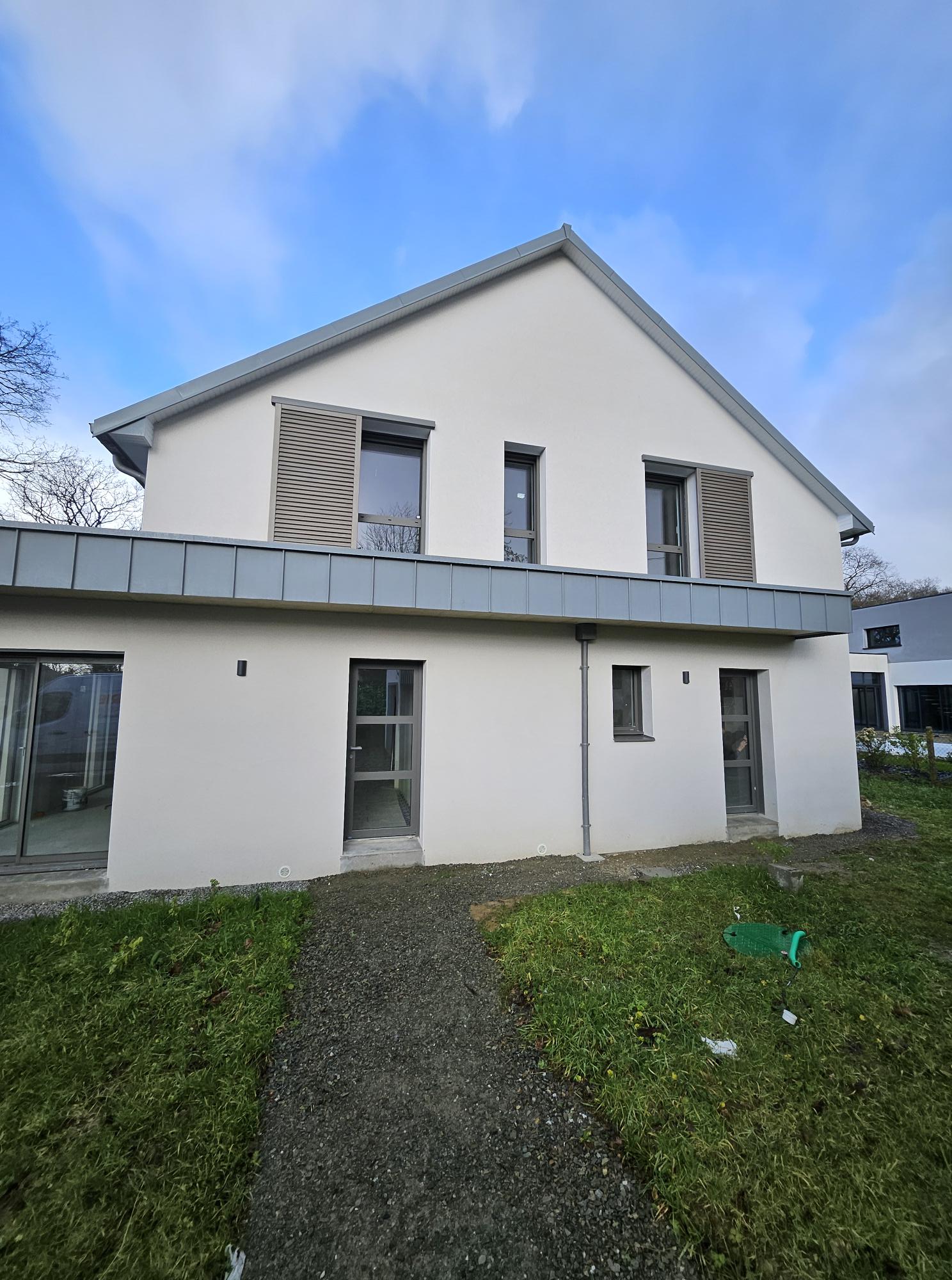 Maison contemporaine avec volets coulissants bois en Douglas de France finition SILVER