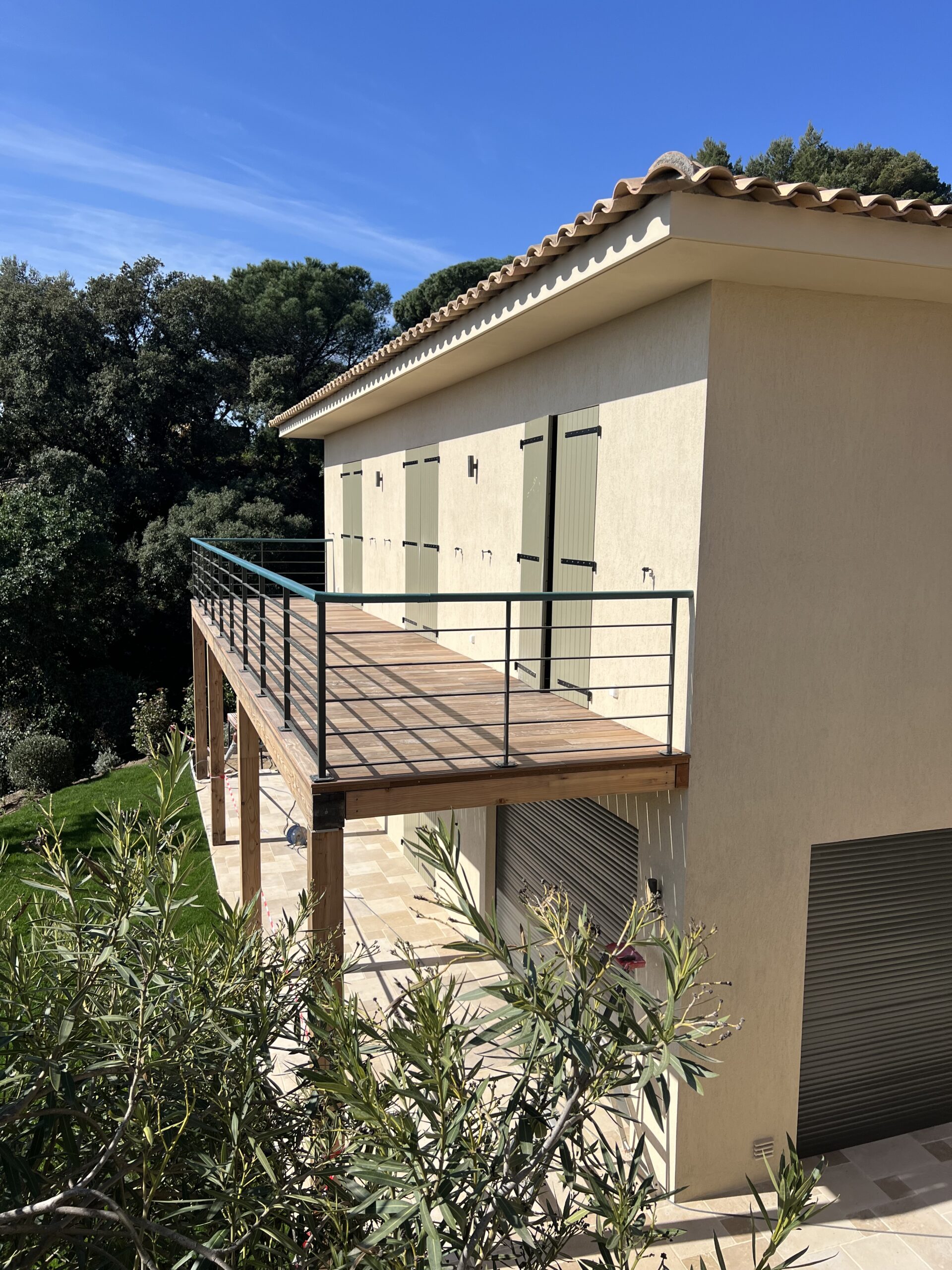 Détail volet Provençal 47 mm à tabliers croisés, finition laque Gris Olive RAL 7002, façade pierre