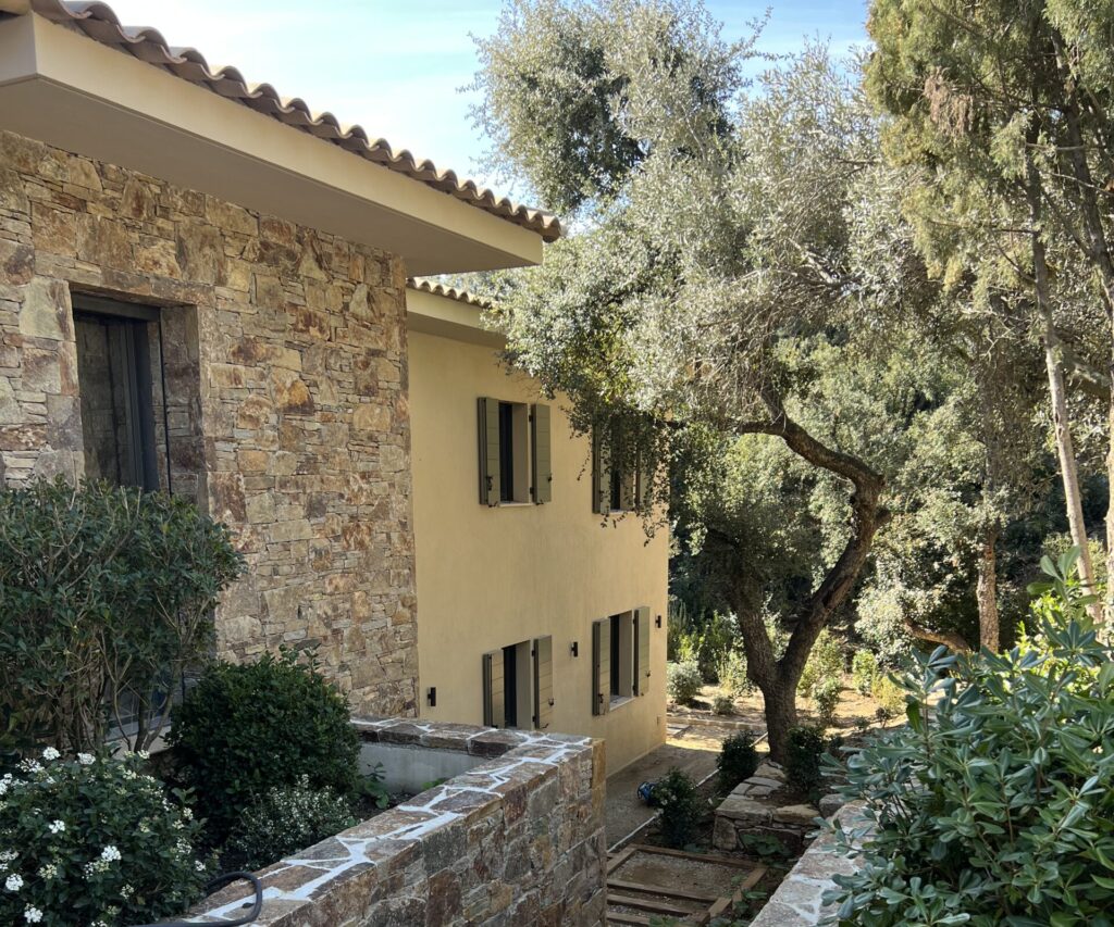 Volets Provençaux battants bois massif 47 mm finition Gris Olive sur villa méditerranéenne
