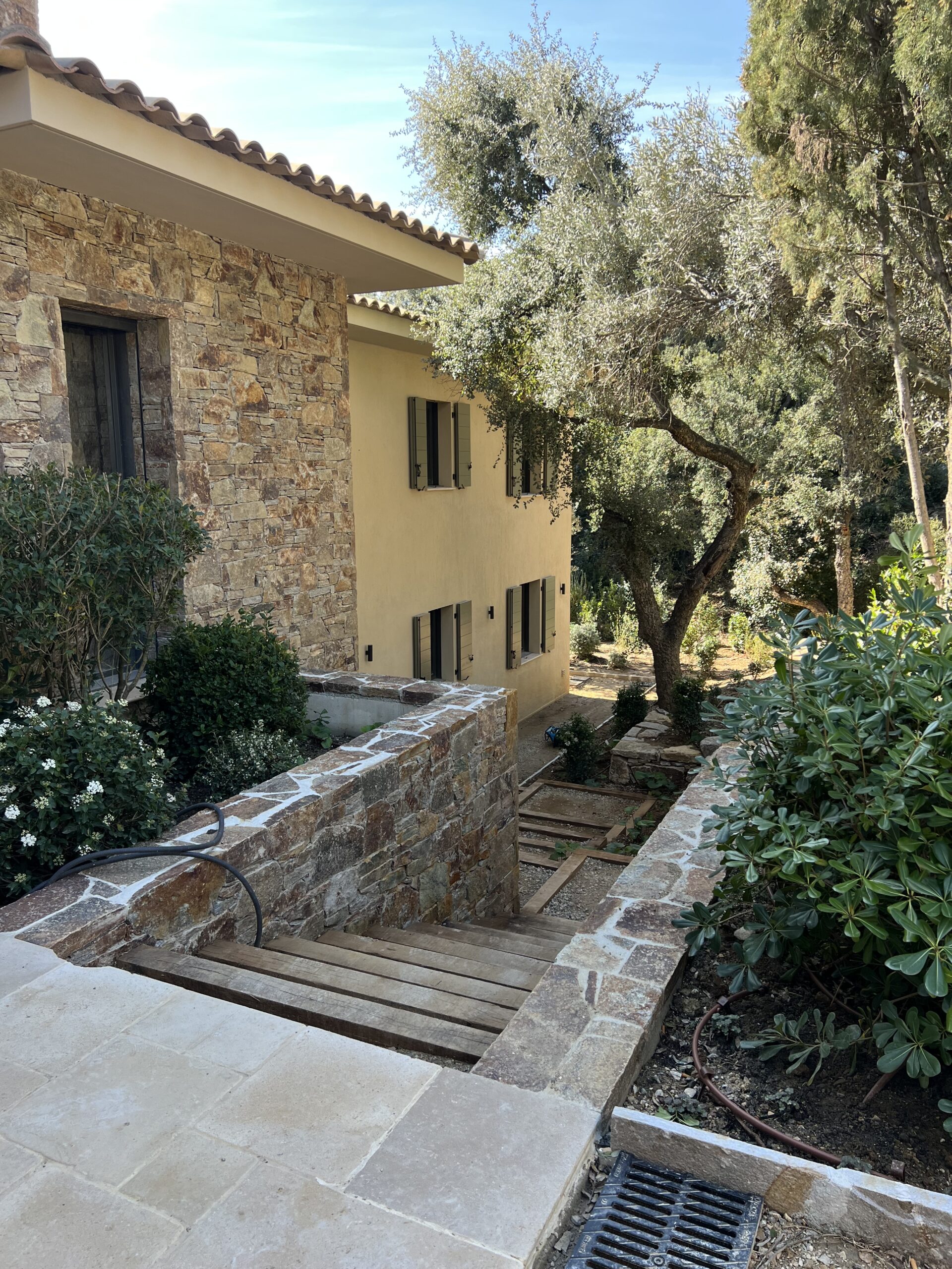 Volets Provençaux battants bois massif 47 mm finition Gris Olive sur villa méditerranéenne