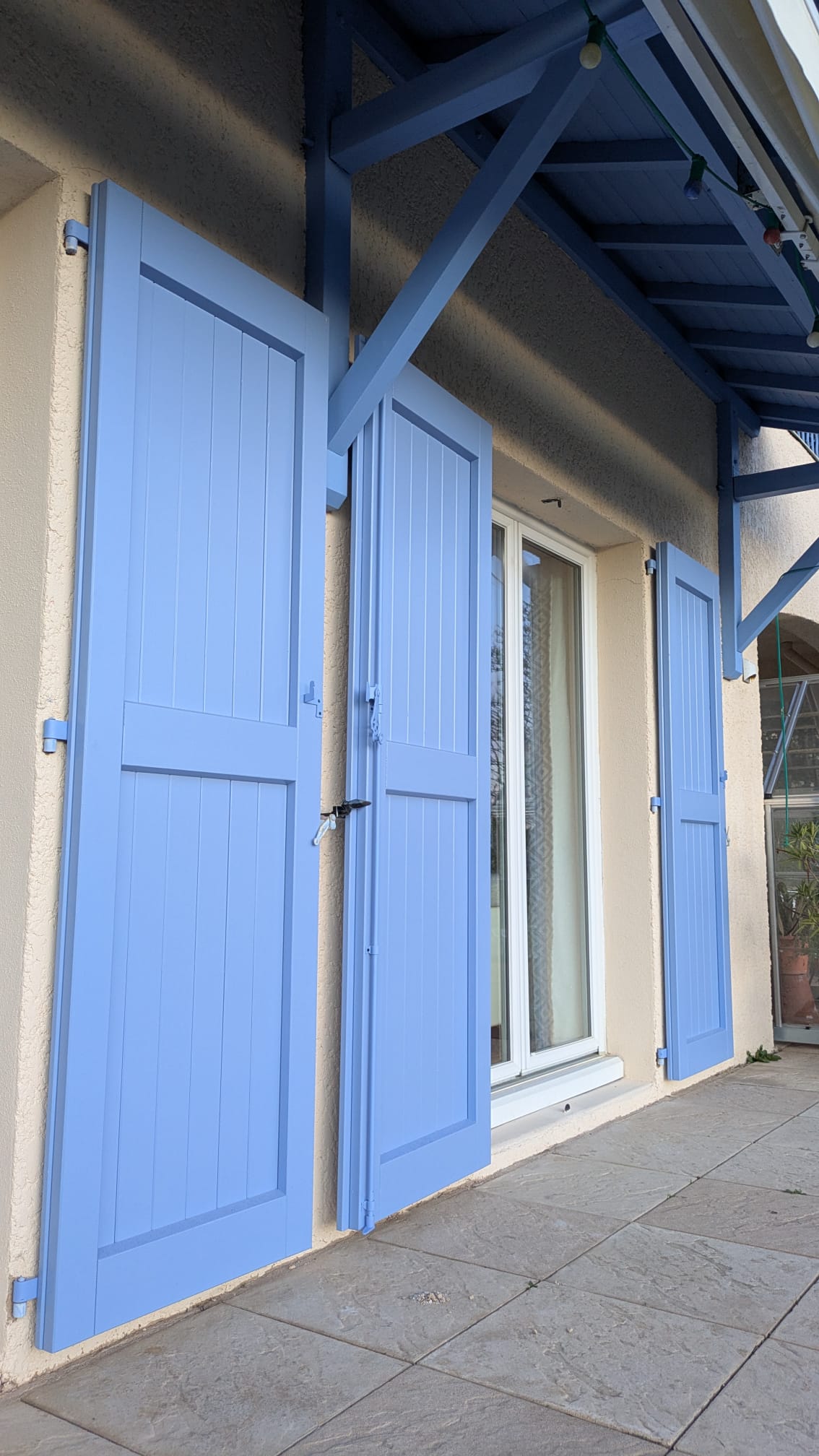 Détail technique du volet Dauphinois VDT52 avec ferrage acier bleu