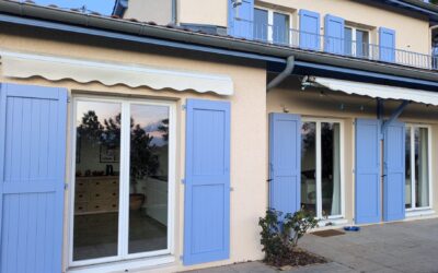 Volets Dauphinois en bois massif : l’authenticité du Bleu Lavande en rénovation