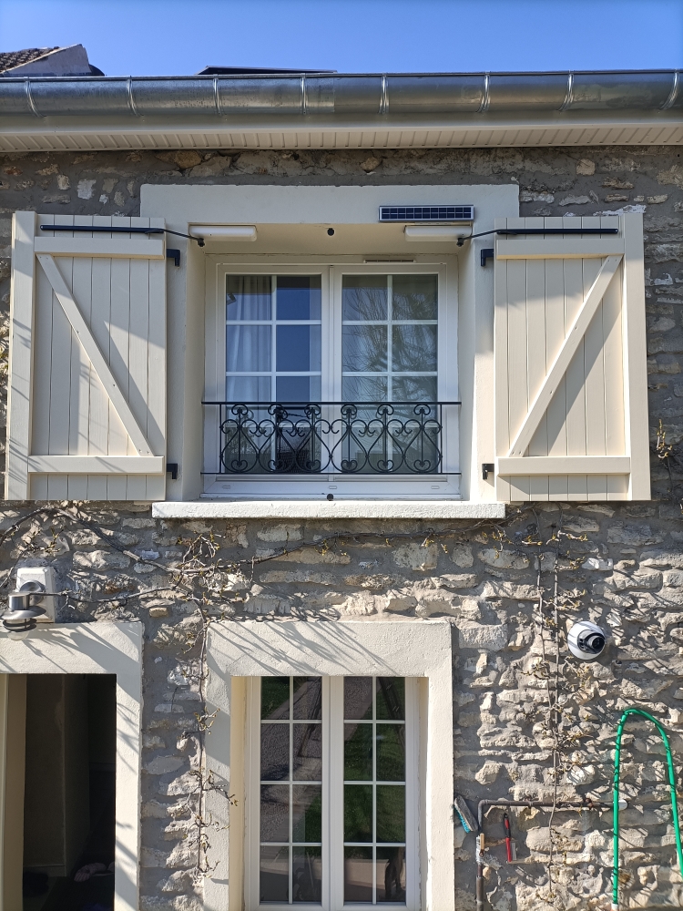 volets barres et Écharpes à drapeau vbe27d motorisés laque ivoire clair sur maison en pierre, mantes la ville