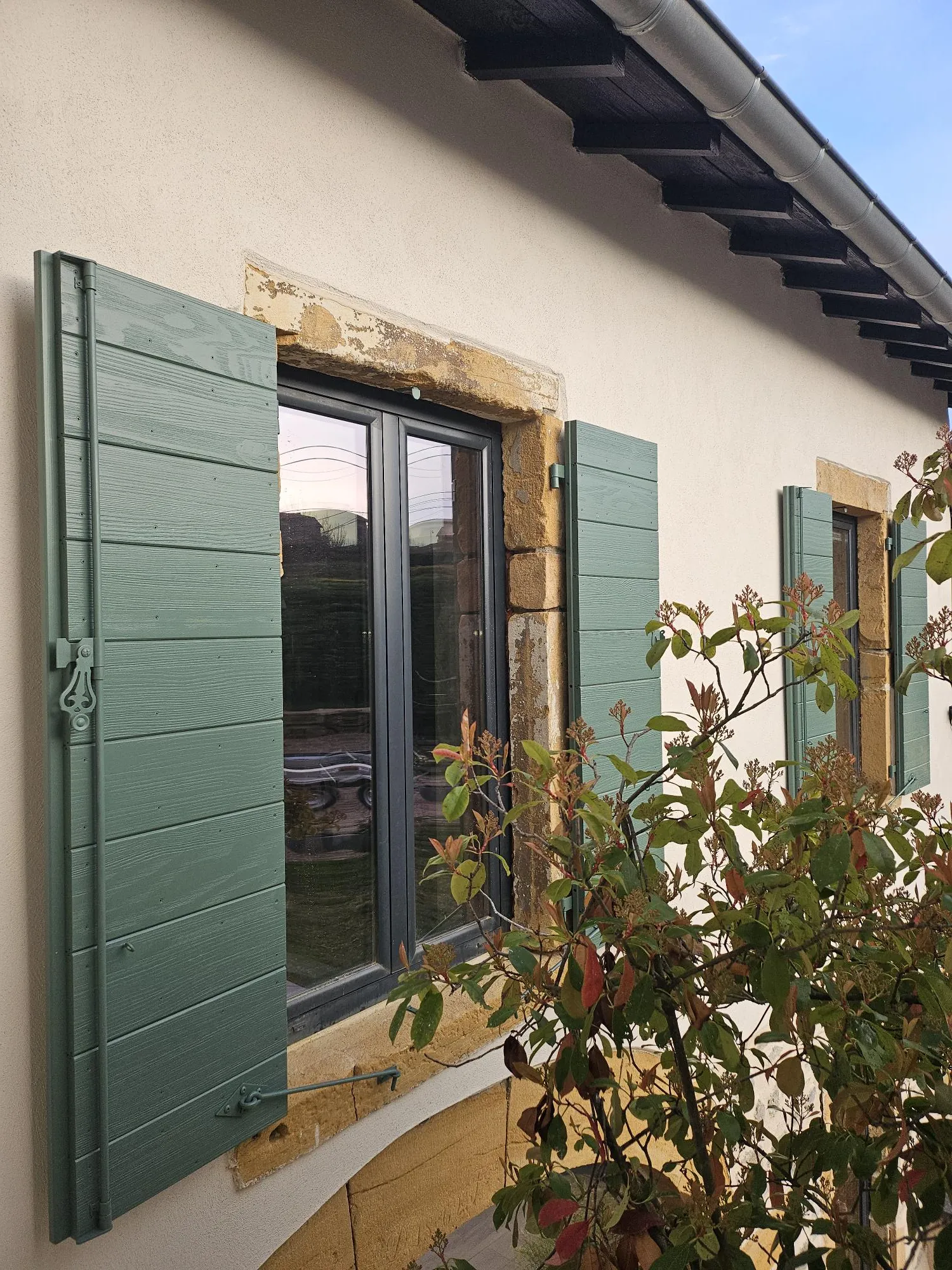 Volet battant bois provençal posé sur façade en pierre - GPF Fermetures