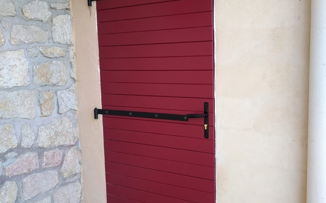 Porte de garage Vieille France à un vantail : sur-mesure pour accès piéton