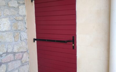 Porte de garage Vieille France à un vantail : sur-mesure pour accès piéton