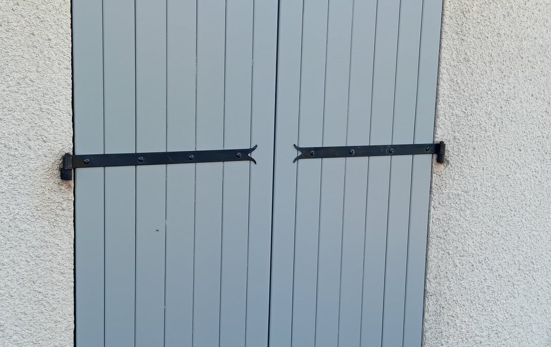 Volets provençaux avec chatière intégrée : sur-mesure en rénovation