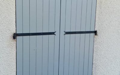 Volets provençaux avec chatière intégrée : sur-mesure en rénovation