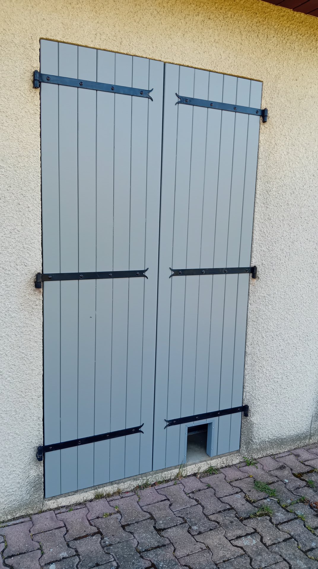 volets provencaux vp47 deux vantaux laque gris pierre ral 7030 chatiere integree facade enduit renovation